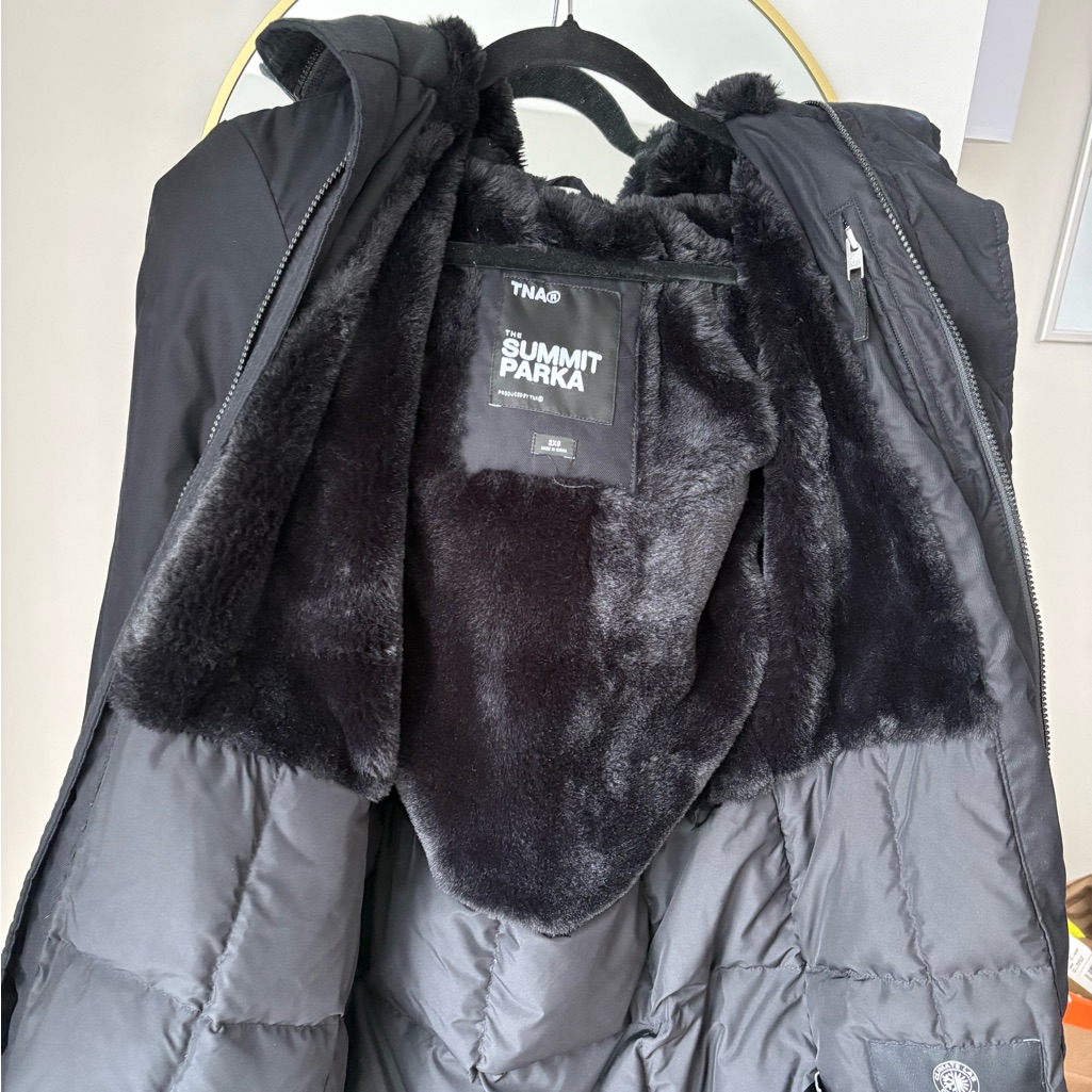 Aritzia Tna Summit Parka - Black And Gray